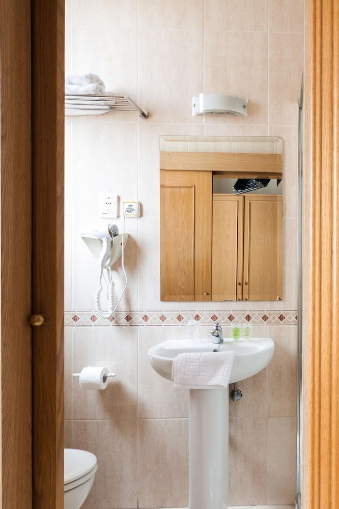 Josefina Hostal *
