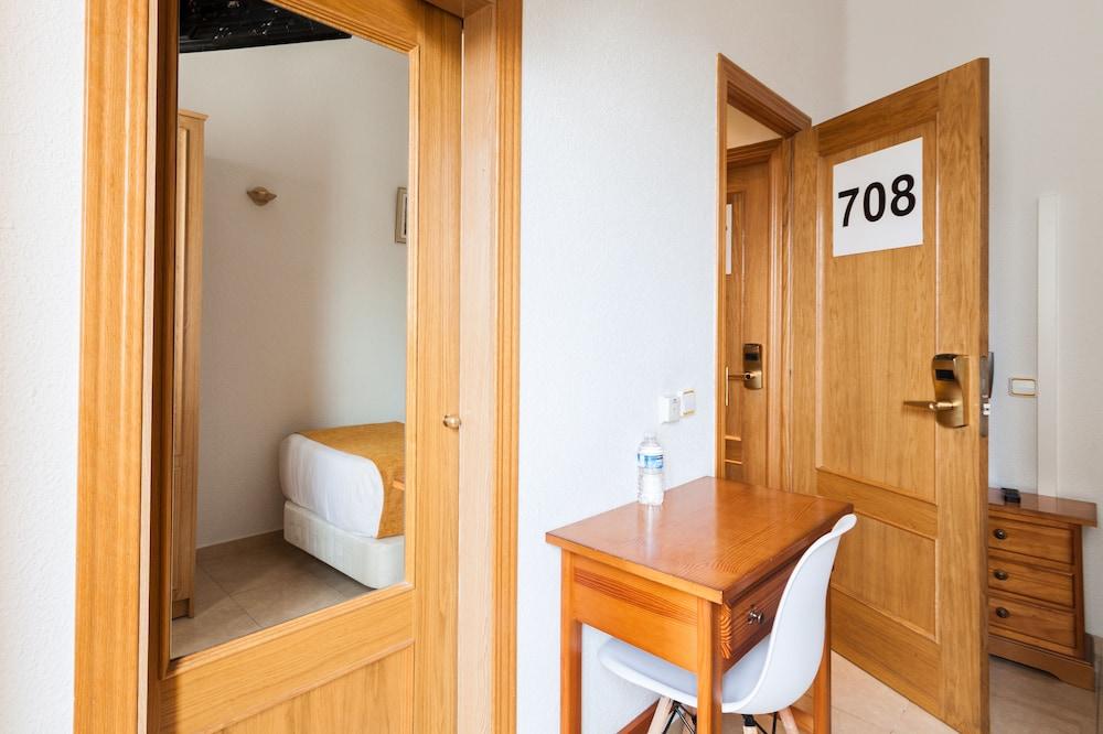 Josefina Hostal *