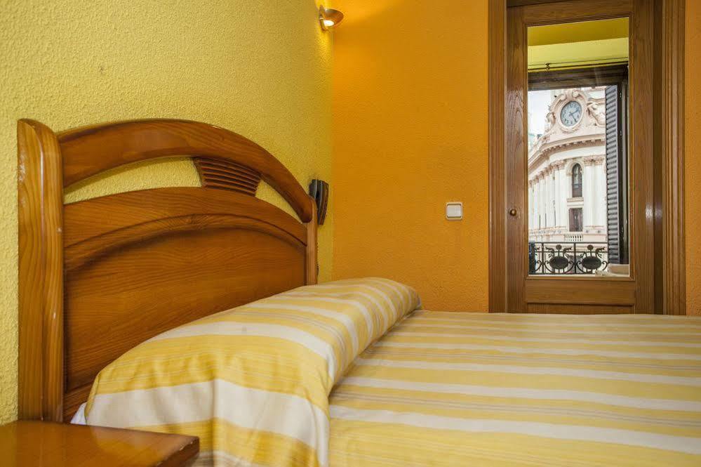 Josefina Hostal *