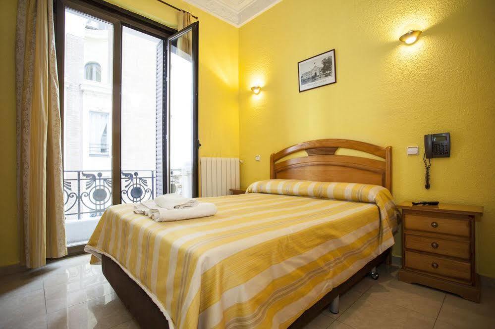 Josefina Hostal *